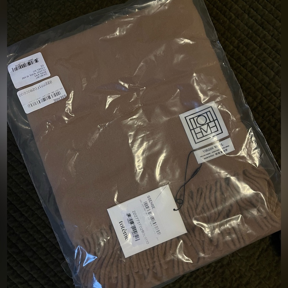 BNWT toteme wool scarf